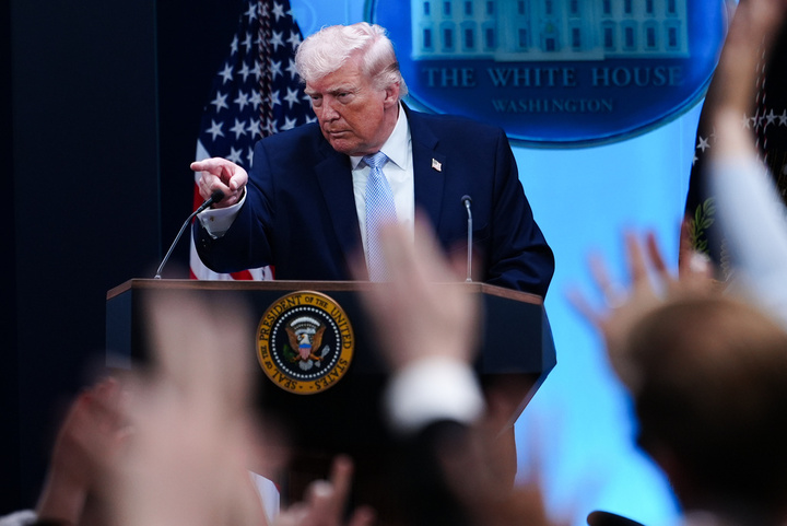 Tổng thống Donald Trump phát biểu với các phóng viên tại Phòng họp báo James Brady ở Nhà Trắng, ngày 6/4/2026, tại Washington. (Ảnh: AP/Julia Demaree Nikhinson)