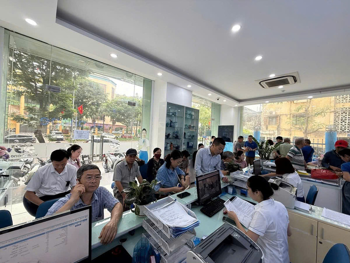 Đông người dân đến điểm giao dịch của VinaPhone để xác thực thông tin vào sáng 15/4. (Ảnh: VinaPhone)