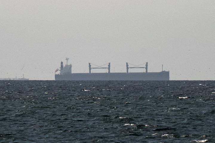 Tàu hàng hoạt động trên Vịnh Ba Tư, gần eo biển Hormuz, nhìn từ Ras al-Khaimah (UAE), trong bối cảnh xung đột Mỹ - Israel với Iran, ngày 11/3/2026. (Ảnh: Reuters)