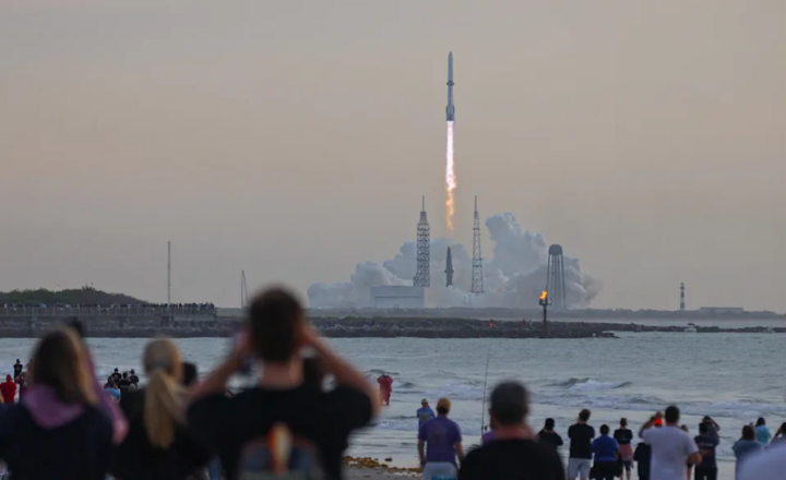 Tên lửa New Glenn của Blue Origin rời bệ phóng tại Cape Canaveral trong buổi sáng Chủ nhật. (Nguồn: Spaceflightnow)